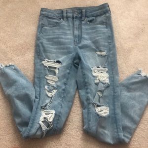 AMERICAN EAGLE RIPPED SKINNY JEANS